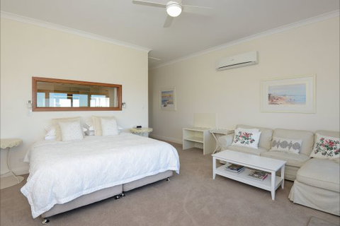 A Seascape Retreat - Redcliffe Tourism 2